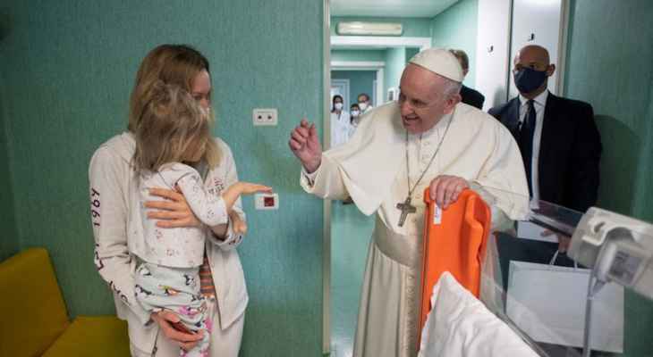 البابا فرنسيس يزور أطفالا أوكرانيين يعالجون بمستشفى في روما
