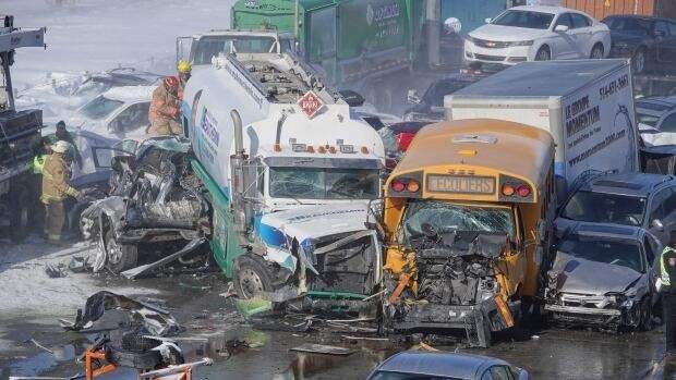 مقتل شخصين واصابة 60 في حادث تصادم بين حوالي 200 سيارة بكندا