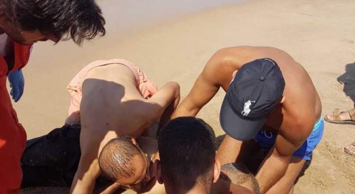  عناصر فوج اطفاء صيدا انقذوا اب وابنه من الغرق على شاطئ صيدا 