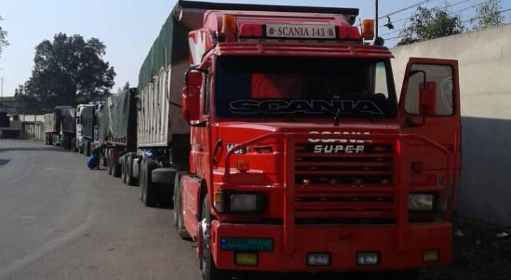 60 سائق شاحنة عالقون عند الحدود الشمالية ناشدوا السلطات اللبنانية التواصل مع الجانب السوري لإطلاق سراحهم