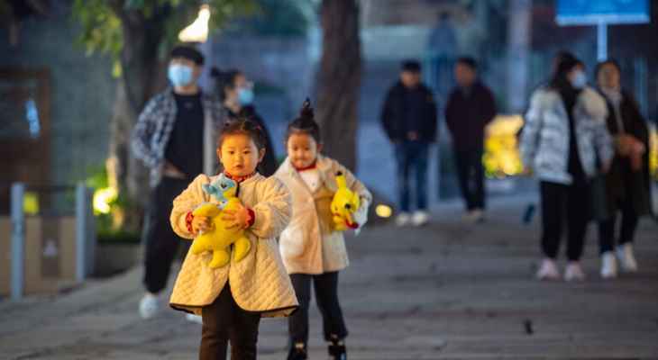 السلطات الصينية شجعت على إنجاب 3 أطفال واستثنت الأمهات العازبات من الامتيازات