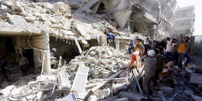 مقتل مدني وإصابة 15 آخرين بسقوط صاروخ على الأبنية السكنية بحي ركن الدين