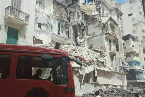 انهيار مبنى من 4 طوابق مأهول بالسكان بمنطقة العطارين بالإسكندرية بمصر