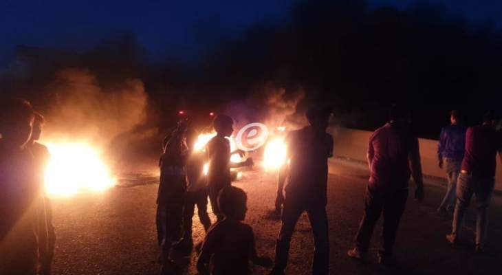 النشرة: عدد من أهالي حوش الحريمة قطعوا طريق عام المرج - جب جنين بالإطارات المشتعلة