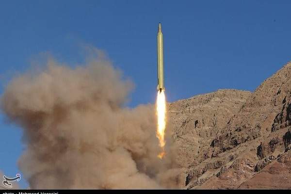 اطلاق صاروخ باليستي على معسكر سعودي مستحدث بأطراف جيزان