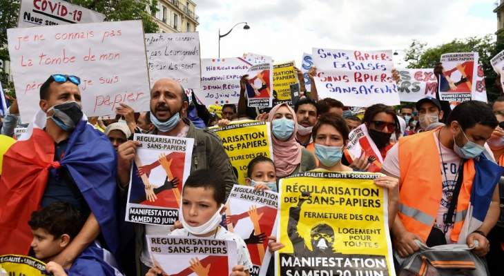 آلاف الأشخاص تظاهروا في باريس مطالبين بتسوية أوضاع مهاجرين لا يحملون أوراقا قانونية