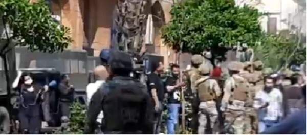 مشاغبون يرشقون عناصر الجيش بالحجارة والمفرقعات النارية في طرابلس