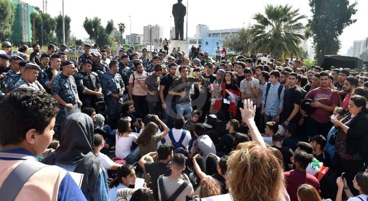 تظاهرة طالبية ضخمة جابت شوارع بيروت ووصلت إلى رياض الصلح