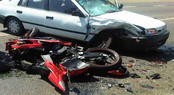 النشرة: جريحان في حادث اصطدام بين سيارة ودراجة نارية على طريق دير الزهراني