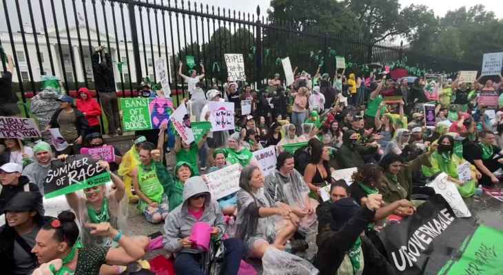 تظاهرة أمام البيت الأبيض لمطالبة بايدن بالدفاع بصلابة أكبر عن الحق في الإجهاض