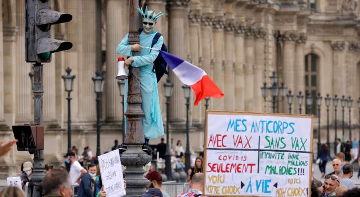 محتجون في فرنسا ينددون بقواعد الشهادة الصحية الخاصة بكوفيد-19 للأسبوع الخامس