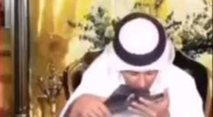 تقبيل مقدم برامج إماراتي نعلا لمحمد بن زايد يثير سخط الاماراتيين