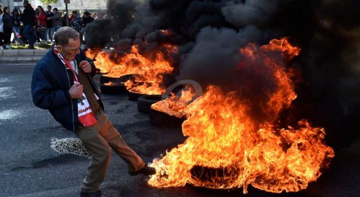محتجون قطعوا أوتوستراد جل الديب بشكل كامل بالإطارات المشتعلة
