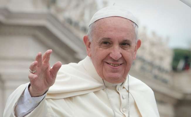 الفاتيكان: البابا فرنسيس مصاب بحمى وألغى برنامجه لصباح اليوم