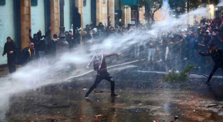 القوى الأمنية تستخدم خراطيم المياه لرشّ المتظاهرين بمحيط مجلس النواب