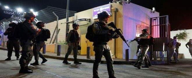 القوات الإسرائيلية اعتقلت 14 فلسطينيا في مناطق متفرقة بالضفة الغربية