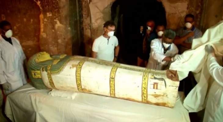 علماء آثار يرممون تابوتي مومياوات قبل عرضهما بمتحف جديد في مصر