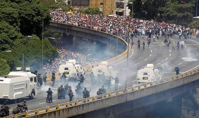 المحتجون في فنزويلا يواصلون الاعتصام للمطالبة بانتخابات مبكرة