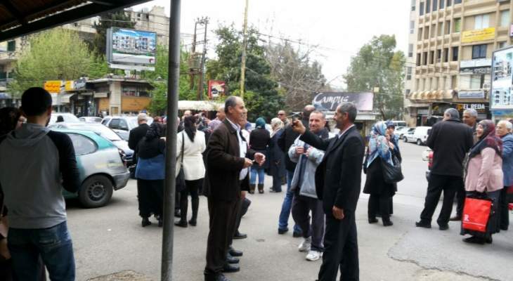اعتصام لموظفي الادارات العامة أمام سراي النبطية