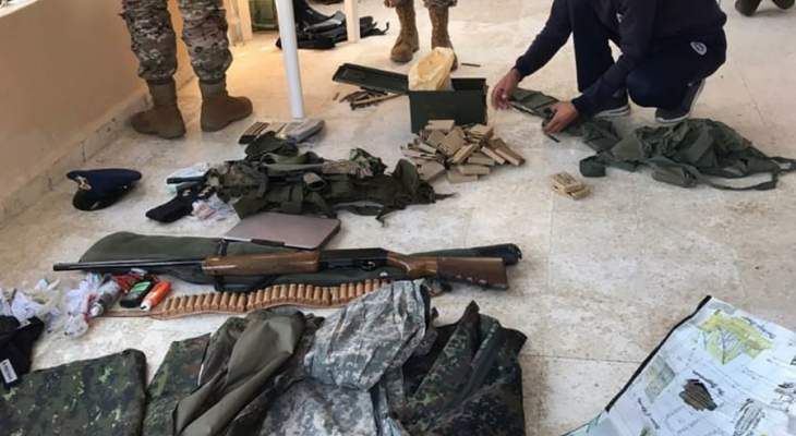 الجيش: توقيف شخص وضبط أسلحة وذخائر وأعتدة ببلدة القلمون في طرابلس