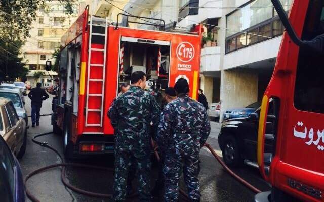 فوج اطفاء مدينة بيروت يعمل على اخماد حريق اندلع بشقة في فردان