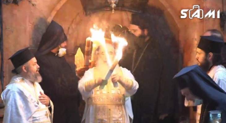 فيض النور المقدس من قبر المسيح في كنيسة القيامة بالقدس