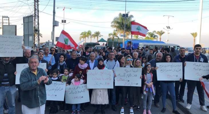 مسيرة في صور من ساحة العلم إلى فرع مصرف لبنان