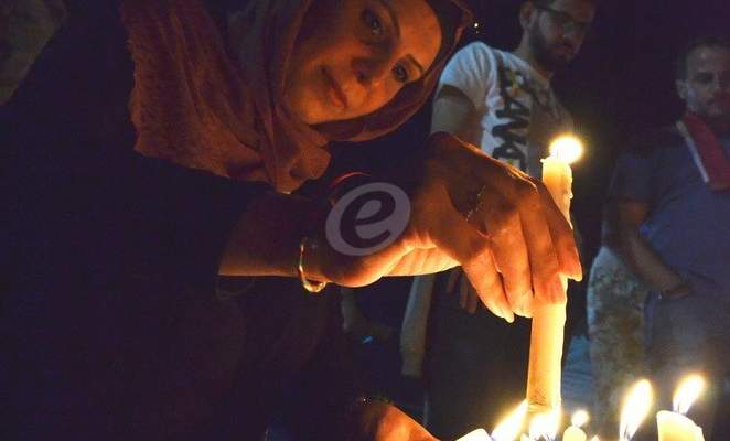 إضاءة شموع عن روح الشهيد جلال شريف والشاب أحمد توفيق بساحة الشهداء