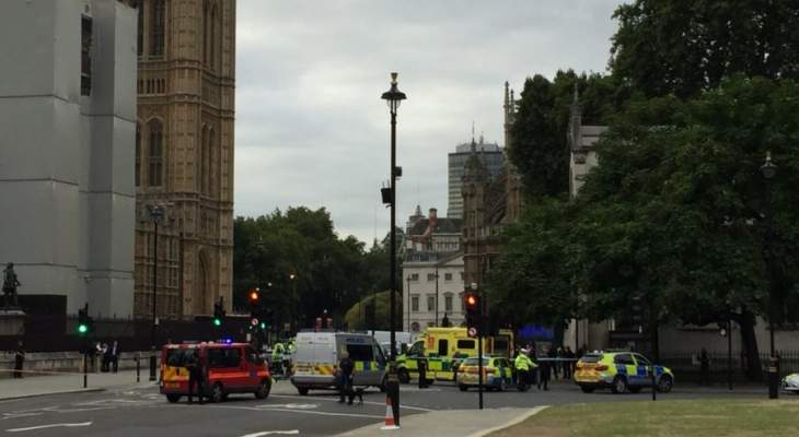 شرطة بريطانيا اعتقلت شخصا بعد أن اصطدم بسيارته بحاجز عند مدخل البرلمان