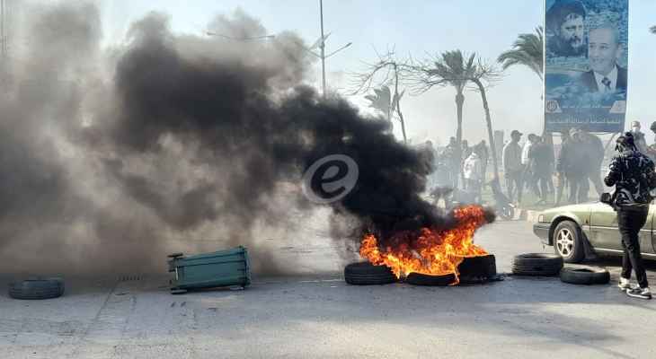 "النشرة": محتجون اقفلوا مدخل مدينة صور بالاطارات المشتعلة