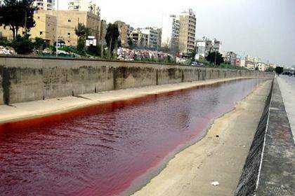 بعد إخفائه عامين ماذا قال تقرير المختبر عن المياه الحمراء بنهر بيروت؟