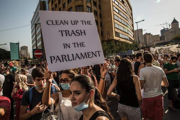 نيويورك تايمز: اللبنانيون يطالبون بسحب القُمامة من الشوارع ووضعها بالوزارات