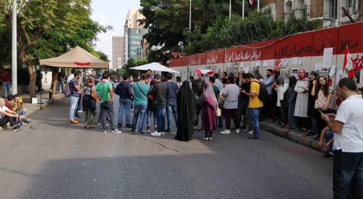 متظاهرون قطعوا الطريق امام مصرف لبنان ونصبوا خيمتين