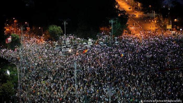 آلاف الرومانيين تظاهروا في بوخارست للمطالبة باستقالة الحكومة
