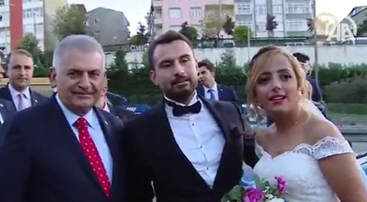رئيس وزراء تركيا يلتقط الصور مع عروسين صادف مرور موكبه بمرور سيارتهما