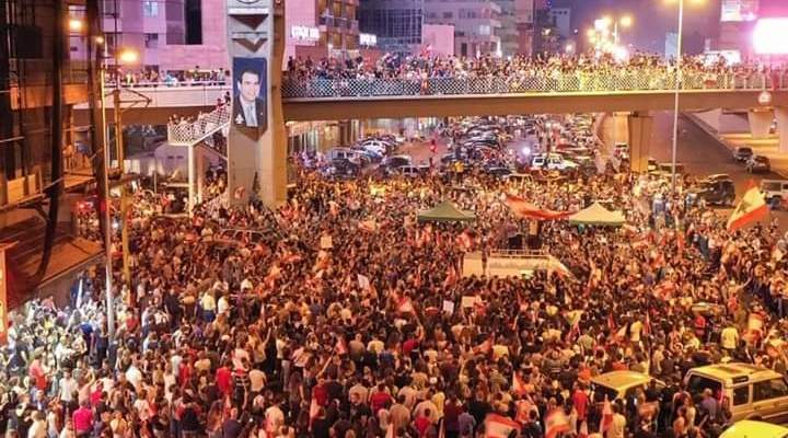 الآلاف يتظاهرون في جل الديب ويؤكدون بقائهم في الشارع حتى استقالة الحكومة