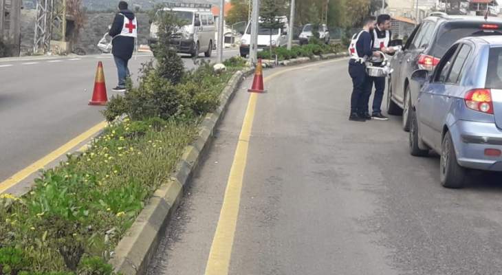 النشرة: الصليب الأحمر اقام حواحز لتوعية السائقين في حاصبيا