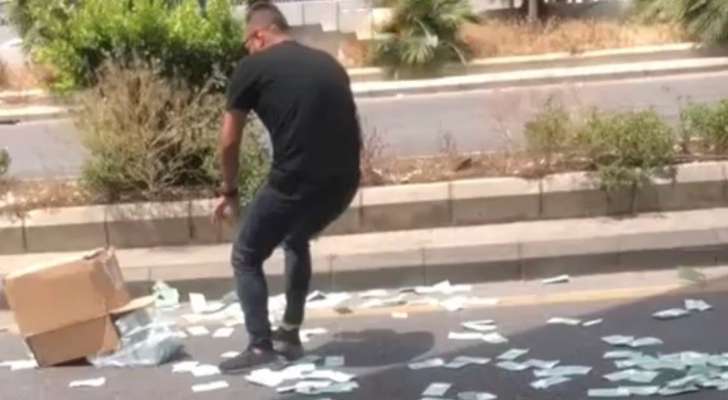 فيديو لمواطن يحاول إعادة جمع مبلغ كبير من المال سقط منه خلال قيادته دراجة نارية