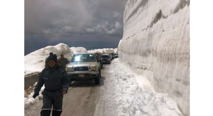 جرافات وزارة الأشغال أعادت فتح طريق عيناتا الأرز بعدما أُغلقت أمس بسبب الثلوج
