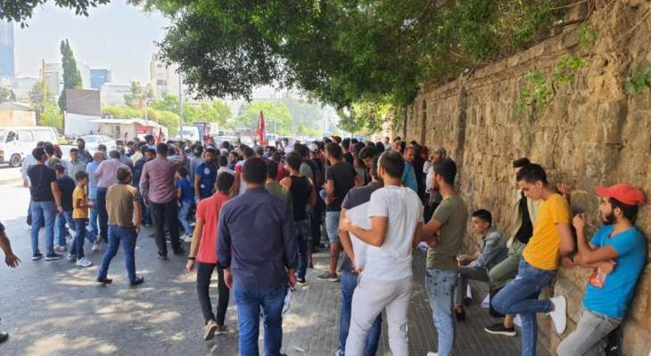 اعتصام امام المحكمة العسكرية للمطالبة باطلاق كيندا الخطيب وقطع طريق المتحف البربير بالاتجاهين
