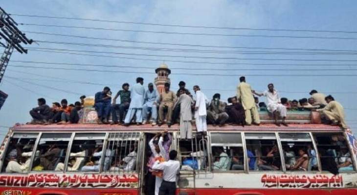مقتل 15 شخصا باصطدام قطار وحافلة حجاج في باكستان