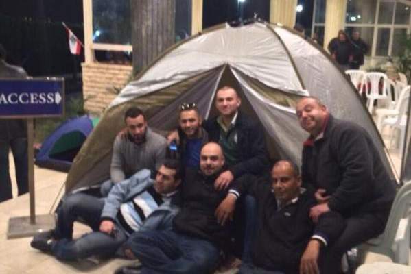 الموظفون المصروفون من كازينو لبنان ينصبون الخيم أمام الكازينو 