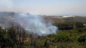 فرق الدفاع المدني تسيطر على حريق في حرج في منطقة حبالين 