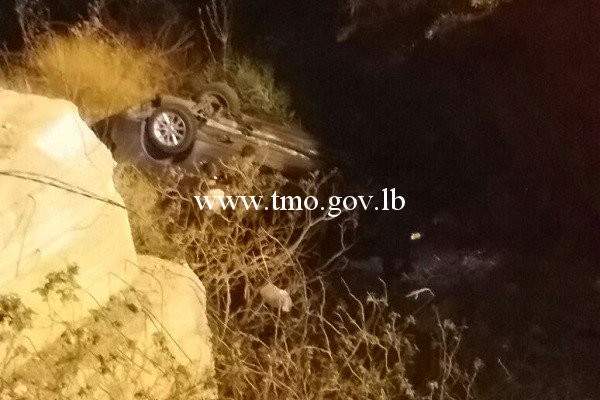 قتيل وجريحان نتيجة تدهور سيارة فجرا على جسر الكازينو مفرق أدما