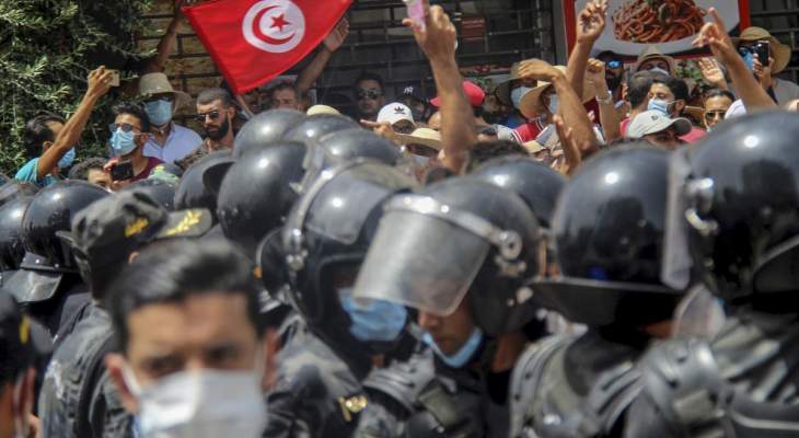 الجيش التونسي ينتشر في مقر الحكومة ويمنع الموظفين من دخول المبنى