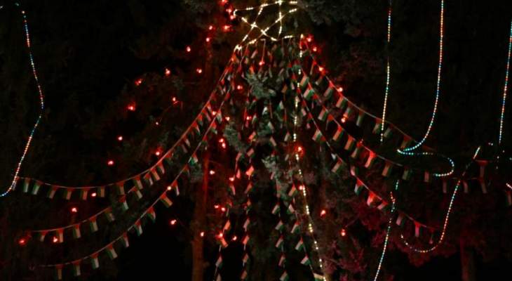 اضاءة شجرة الميلاد في ساحة كنيسة القديس بروفيروس وسط مدينة غزة