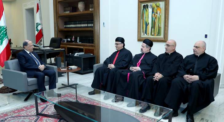 الرئيس عون التقى عبد الساتر ووفدا من الكهنة وجهوا الدعوة له لحضور قداس عيد مار مارون