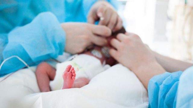 النشرة: ولادة قيصرية لامرأة مصابة بكورونا بمستشفى صيدا ونتيجة فحص مولودها سلبية