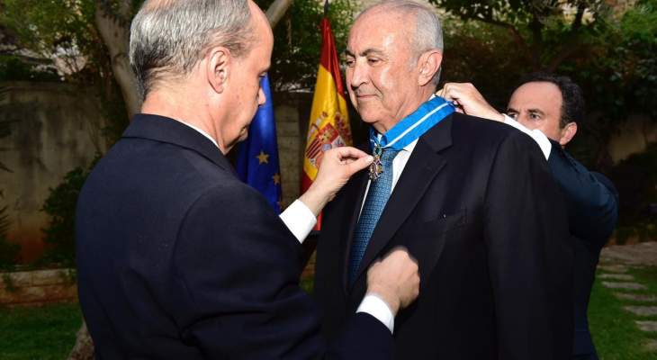 ملك إسبانيا منح مخزومي وسام الاستحقاق المدني والسفير كرّمه في بيروت