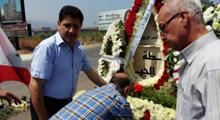 وفد قومي يضع اكليل زهر على النصب التذكاري لشهداء الجيش في طرابلس  